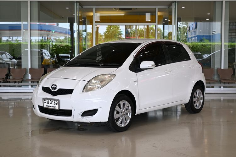 รถ Toyota Yaris 1.5 E สี ขาว