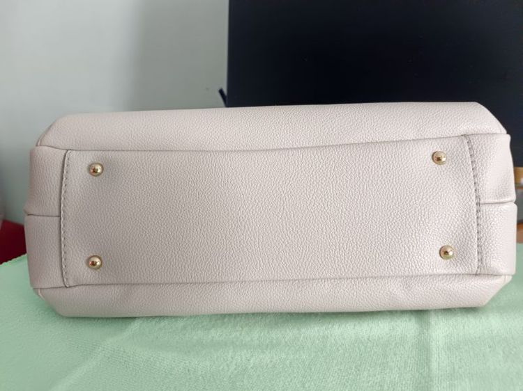 ขายกระเป๋าถือ Guess สีครีม รูปที่ 5