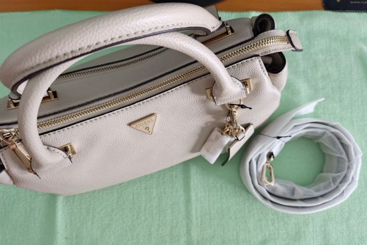 ขายกระเป๋าถือ Guess สีครีม รูปที่ 6