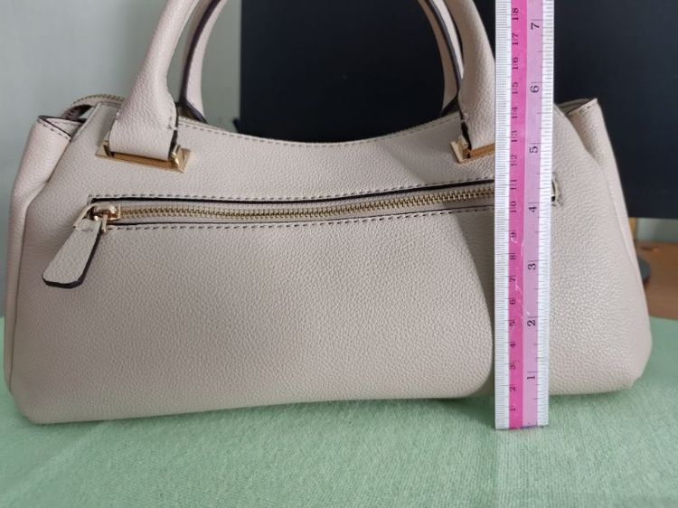 ขายกระเป๋าถือ Guess สีครีม รูปที่ 3