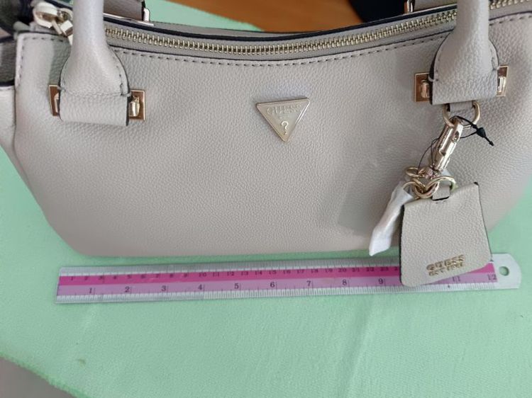 ขายกระเป๋าถือ Guess สีครีม รูปที่ 2