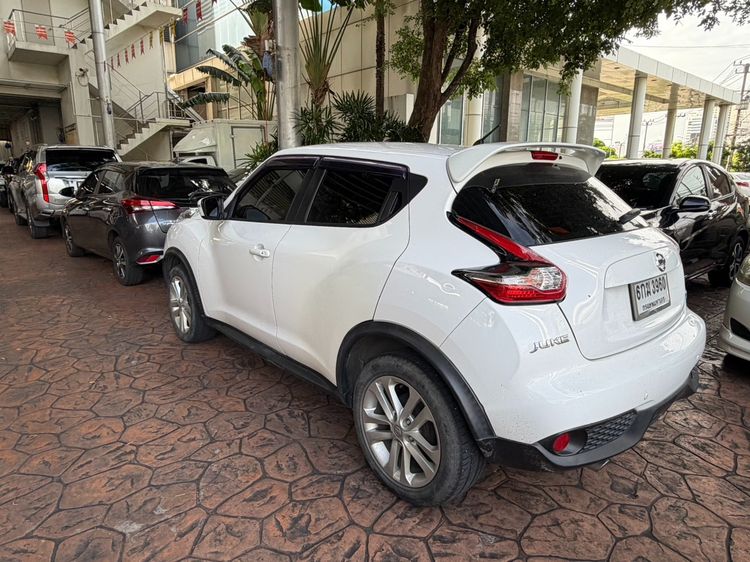 Nissan Juke 2015 1.6 V Sedan เบนซิน ไม่ติดแก๊ส เกียร์อัตโนมัติ ขาว รูปที่ 4