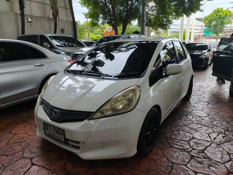รถ Honda Jazz 1.5 V สี ขาว