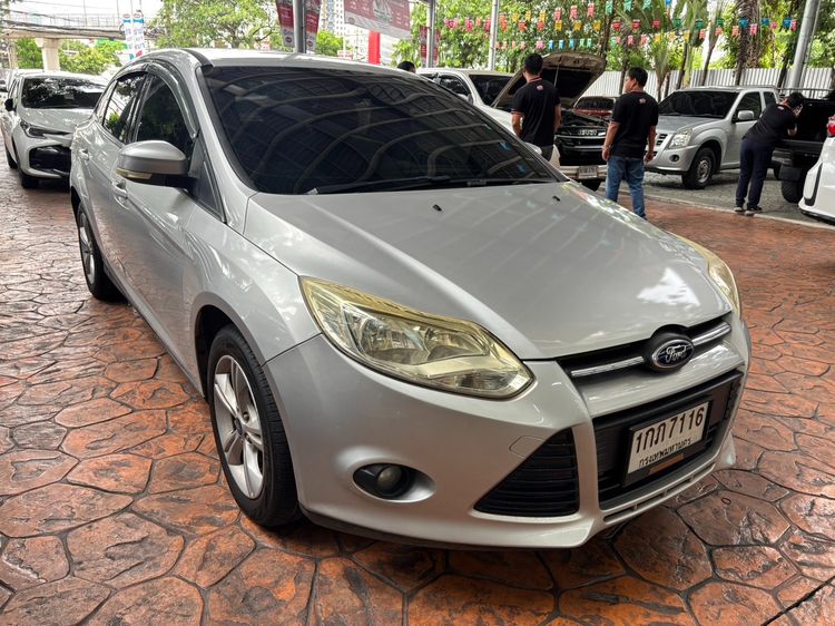 รถ Ford Focus 1.6 Trend สี บรอนซ์เงิน