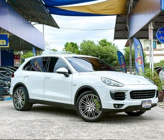 Porsche Cayenne S E-Hybrid ปี 2015จด2016 รถสภาพใหม่มากกก ดูแลอย่างดี เข้า Service ศูนย์ AAS ทุกระยะ ตรวจสอบประวัติได้ ไม่เคยเฉี่ยวชนใดๆ คุ้ม