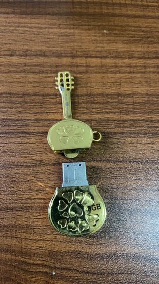 แฟลชไดรฟ์ USB รูปทรงกีตาร์สีทองประดับเพชร (Rhinestones)  รูปที่ 3