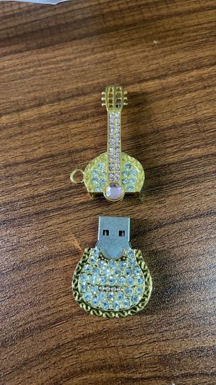 แฟลชไดรฟ์ USB รูปทรงกีตาร์สีทองประดับเพชร (Rhinestones)  รูปที่ 2