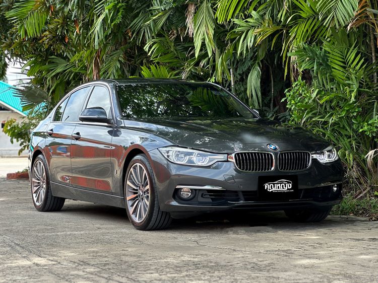 รถ BMW Series 3 330e สี เทา