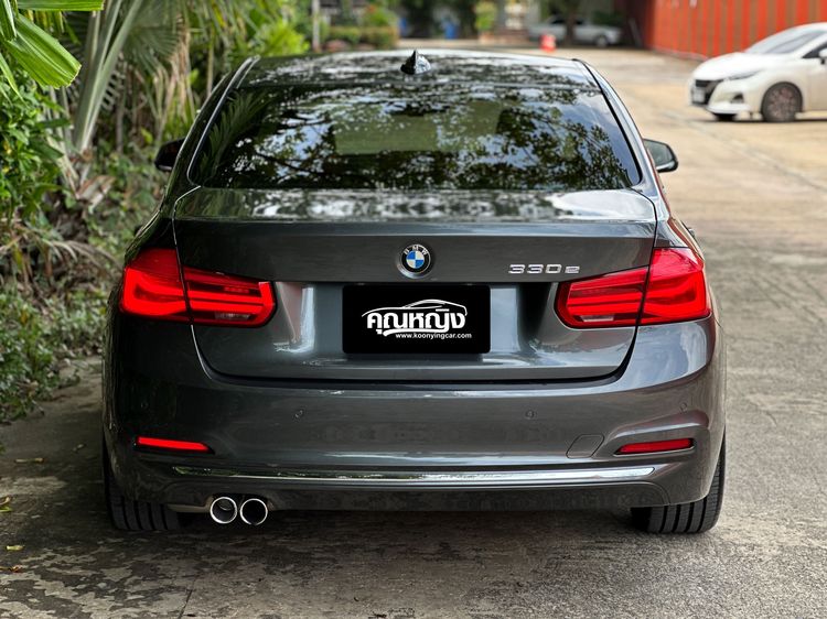 BMW Series 3 2016 330e Sedan ปลั๊กอินไฮบริด (PHEV) ไม่ติดแก๊ส เกียร์อัตโนมัติ เทา รูปที่ 4