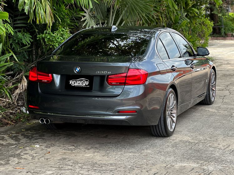 BMW Series 3 2016 330e Sedan ปลั๊กอินไฮบริด (PHEV) ไม่ติดแก๊ส เกียร์อัตโนมัติ เทา รูปที่ 2