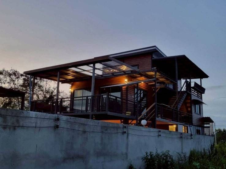 มีบางส่วน บ้านพลังงานไฟฟ้า ขายบ้านเดี่ยวสไตส์รีสอร์ท คลองหลวง ปทุมธานี แถมโซล่าเซลใช้ไฟฟ้าฟรี เหมาะสำหรับอยู่อาศัยหรือทำกิจการได้