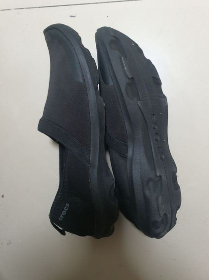 รองเท้า slip-on ยี่ห้อ crocs