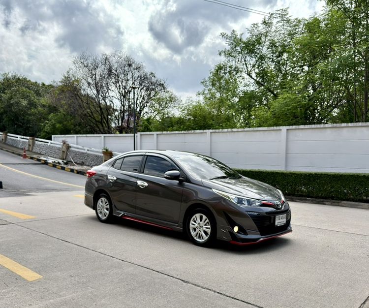 รถ Toyota Yaris ATIV 1.2 G สี เทา