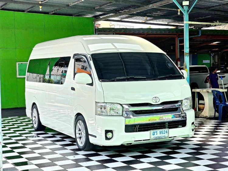 รถ Toyota Commuter 3.0 สี ขาว