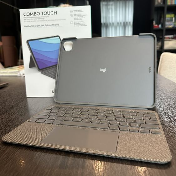 Logitech Combo Touch เคสคีย์บอร์ด สำหรับ iPad Pro 11-inch (1st, 2nd, 3rd, 4th gen)