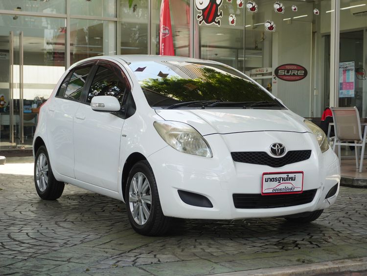 รถ Toyota Yaris 1.5 E สี ขาว