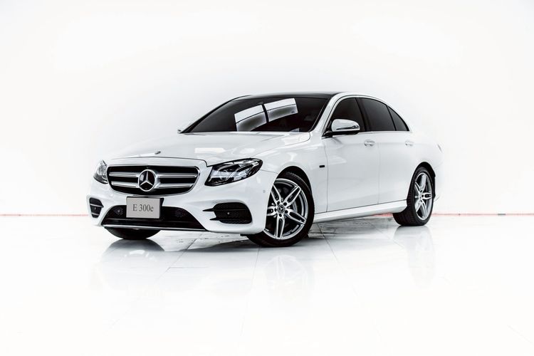 Mercedes-Benz E-Class 2020 E300e Sedan ปลั๊กอินไฮบริด (PHEV) ไม่ติดแก๊ส เกียร์อัตโนมัติ ขาว