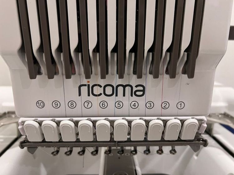 จักรปักคอมพิวเตอร์ Ricoma EM-1010 หัวเดียว 10 เข็ม สภาพเหมือนใหม่ ใช้งานน้อยมาก อุปกรณ์ครบชุด รูปที่ 9