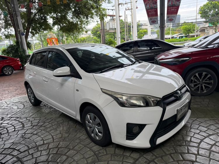 รถ Toyota Yaris 1.2 J สี ขาว