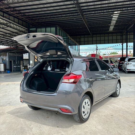 Toyota Yaris 2022 1.2 Entry Sedan เบนซิน ไม่ติดแก๊ส เกียร์อัตโนมัติ เทา รูปที่ 3