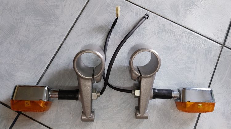 ชุดไฟเลี้ยวคู่หน้า + ขาแแคลมป์ยึดโช้คอลูมิเนียม แท้ศูนย์ Royal Enfield Continental GT 535 มือ 1 รูปที่ 2