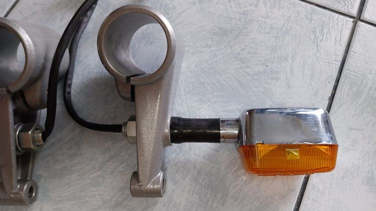 ชุดไฟเลี้ยวคู่หน้า + ขาแแคลมป์ยึดโช้คอลูมิเนียม แท้ศูนย์ Royal Enfield Continental GT 535 มือ 1 รูปที่ 3