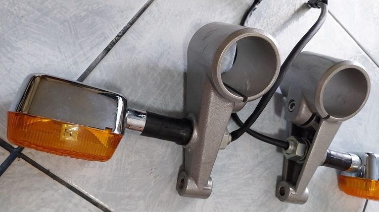 ชุดไฟเลี้ยวคู่หน้า + ขาแแคลมป์ยึดโช้คอลูมิเนียม แท้ศูนย์ Royal Enfield Continental GT 535 มือ 1