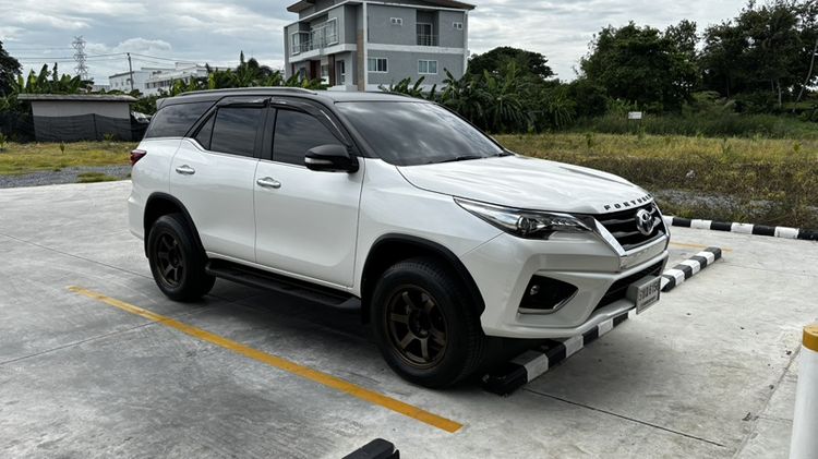รถ Toyota Fortuner 2.4 V สี ขาว