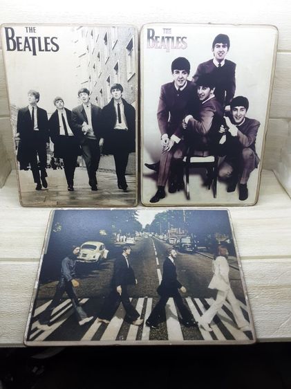 ของสะสมสุดแรร์รูปแขวนผนังสกรีนบนไม้THE BEATLES งานเก่ามากอายุไม่ต่ำกว่า 50ปี  สมัยลุงผมยังเป็นวัยรุ่น มี 3 ภาพตามรูป  ด้านหลังจะมีตะขอสำหรับแขวนติดผนัง