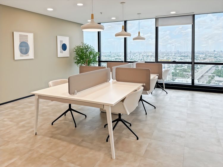 จองที่นั่งโคเวิร์กกิ้งแบบจองล่วงหน้าหรือ hot desk ใน Regus Shinawatra Tower 3