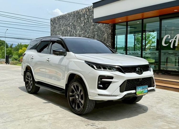 รถ Toyota Fortuner 2.8 GR Sport Black Top 4WD สี ขาว