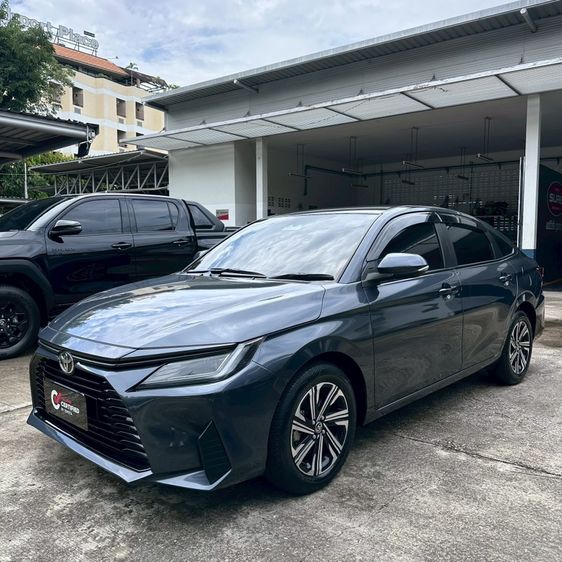 Toyota Yaris ATIV 2023 1.2 Smart Sedan เบนซิน ไม่ติดแก๊ส เกียร์อัตโนมัติ เทา รูปที่ 3