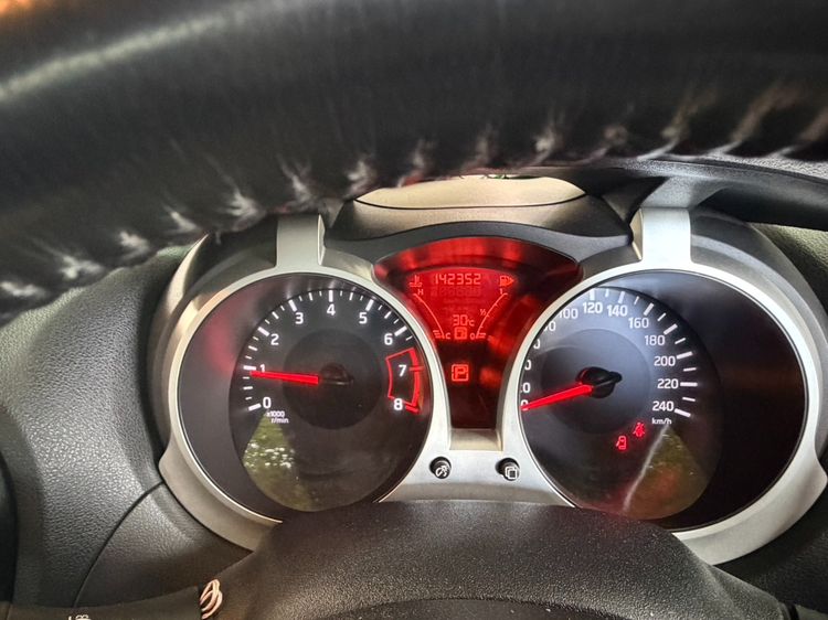 Nissan Juke 2015 1.6 V Sedan เบนซิน ไม่ติดแก๊ส เกียร์อัตโนมัติ ขาว รูปที่ 4