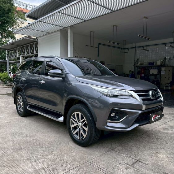 รถ Toyota Fortuner 2.4 V สี เทา