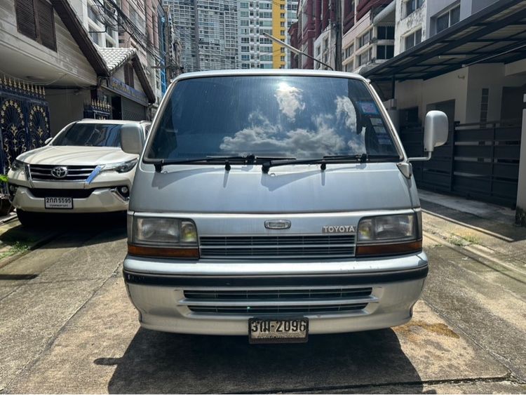 รถ Toyota Hiace 2.5 สี บรอนซ์เงิน