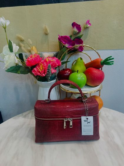 อื่นๆ หนังแท้ หญิง กระเป๋าถือสีแดง หนังจระเข้แท้ ขนาด 10x6x3 นิ้ว 8,900 บาท