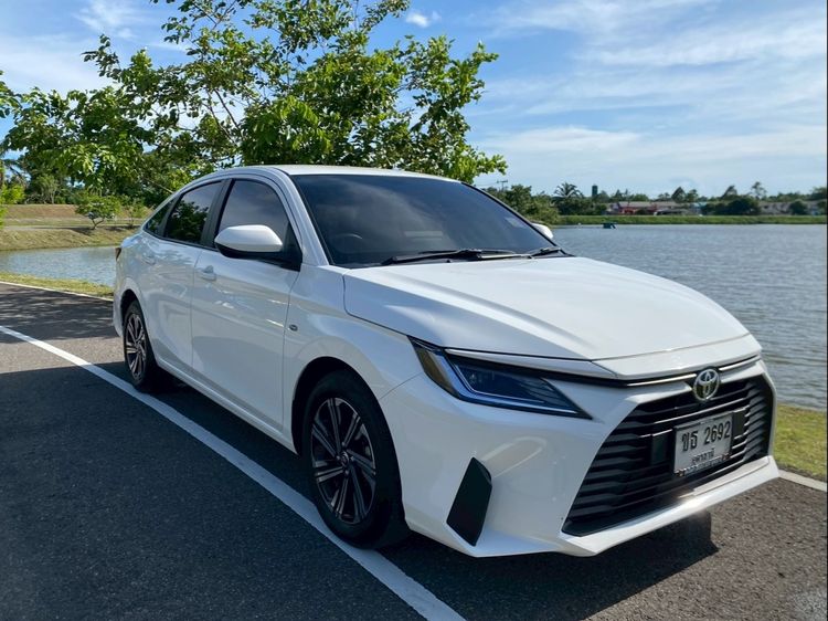 Toyota Yaris ATIV 2024 1.2 Sport Sedan เบนซิน ไม่ติดแก๊ส เกียร์อัตโนมัติ ขาว รูปที่ 2