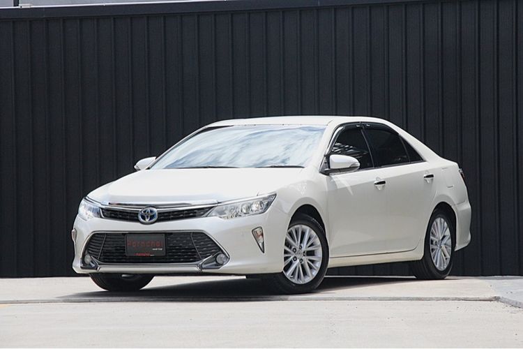 รถ Toyota Camry 2.5 Hybrid สี ขาว