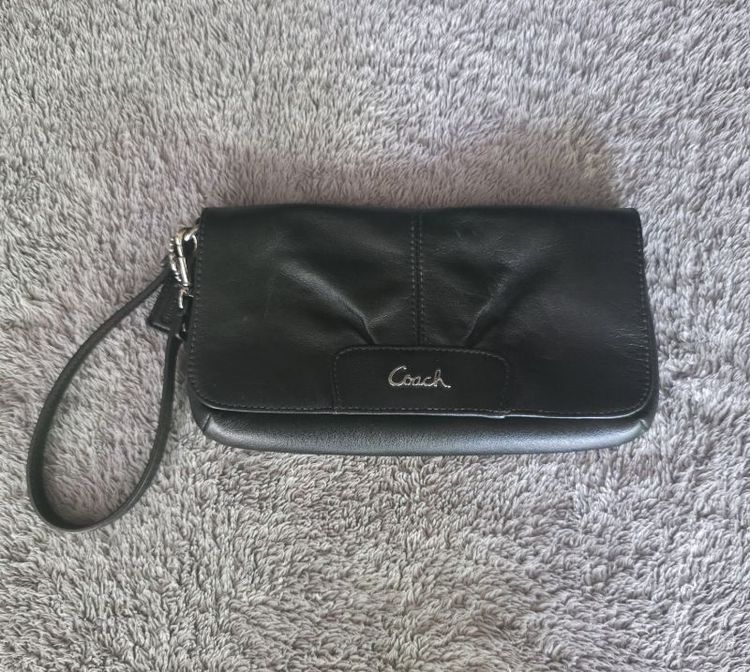 หนังแท้ ไม่ระบุ ดำ กระเป๋า Coach Wristlet คล้องมือ (new) 1,000.-