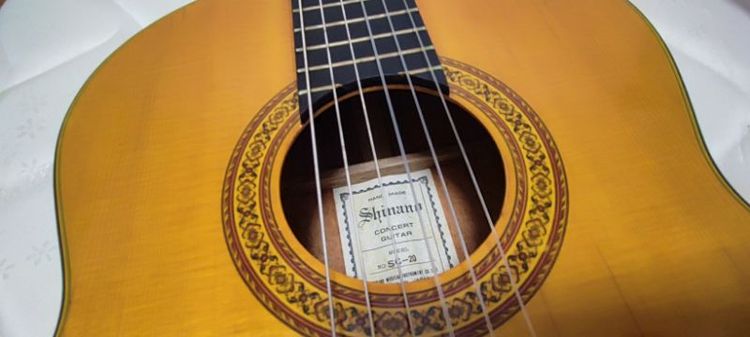 อื่นๆ กีต้าร์คลาสสิก กีตาร์ในภาพคือ Shinano รุ่น SC-20 ซึ่งเป็นกีตาร์คลาสสิกแฮนด์เมด (Handmade Concert Classical Guitar) ระดับคุณภาพสูง ที่ผลิตในประเทศญี่ปุ่น (Made in Japan) ช่วงยุคปี 1