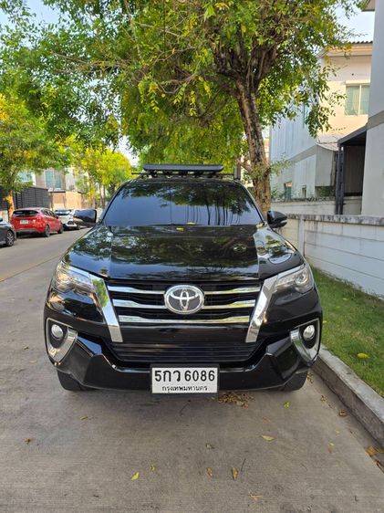 รถ Toyota Fortuner 2.4 V สี ดำ
