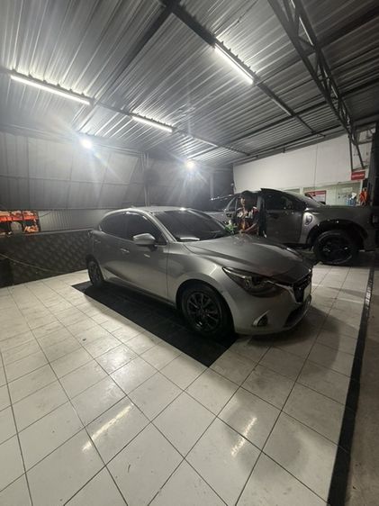 Mazda Mazda 2 2018 1.3 Sedan เบนซิน เกียร์อัตโนมัติ บรอนซ์เงิน รูปที่ 2