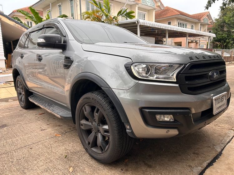 รถ Ford Everest 2.2 Titanium Plus สี บรอนซ์เงิน