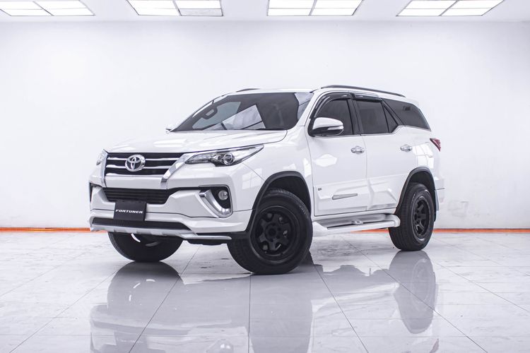 รถ Toyota Fortuner 2.4 V สี ขาว