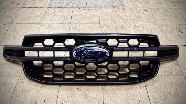 กระจังหน้า ford ranger 2026 ถอดจากป้ายแดง มีรอยจากการเก็บตามภาพครับ