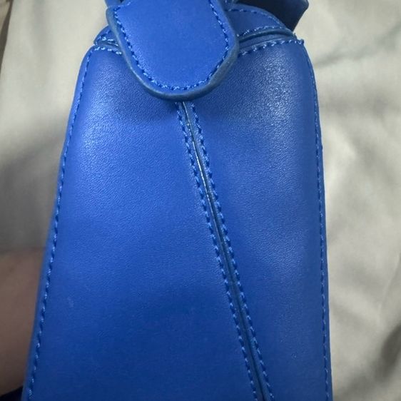 ส่งต่อ Loewe Small Puzzle Bag In Satin Calfskin Scuba Blue มือสอง รูปที่ 4