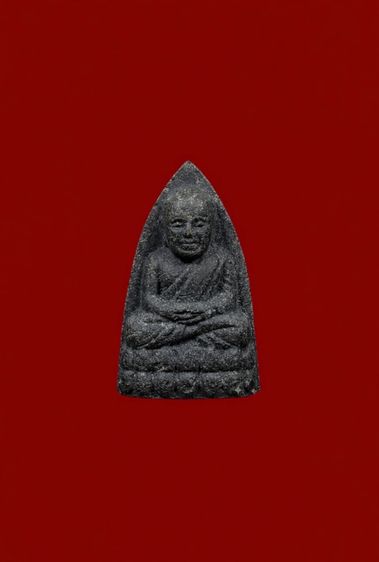 ลป.ทวด ด้านหลังมีตัวหนังสือ "ที่ระลึกสร้างอุโบสถ กาญจนาภิเษก