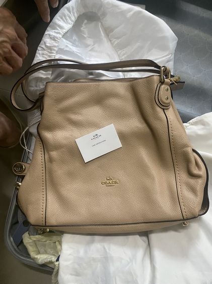 กระเป๋าสะพาย Coach รุ่น Edie 31 ทำจากหนังกรวดสีน้ำตาลอ่อน