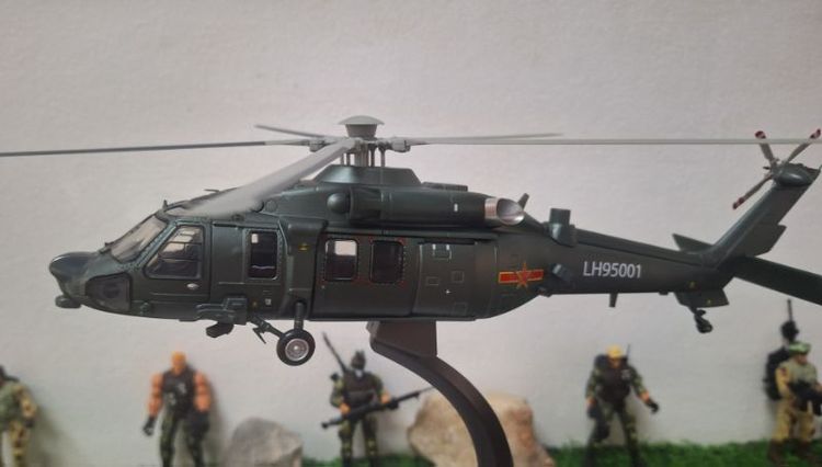 โมเดลเฮลิคอปเตอร์ Z-20 เป็นโลหะ ยาว 36 ซม.