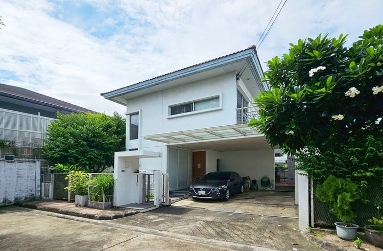 โนเบิล จีโอ วัชรพล (Noble Geo) บ้านเดี่ยว 2ชั้้น หลังมุม เนื้อที่ 64ตรว. พื้นที่ใช้สอย 224 ตรม. ฟังก์ชั่น 3 ห้องนอน 3 ห้องน้ำ มีบ้านน็อคดาว